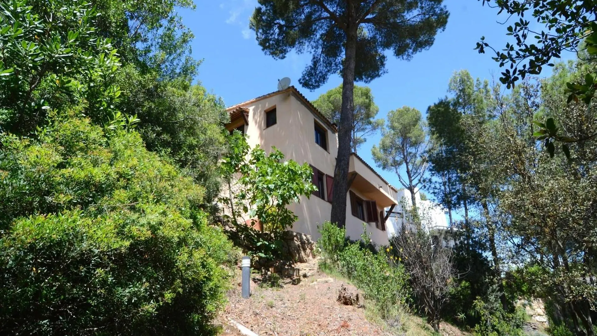 The House In Pals Has 3 Bedrooms Holiday home