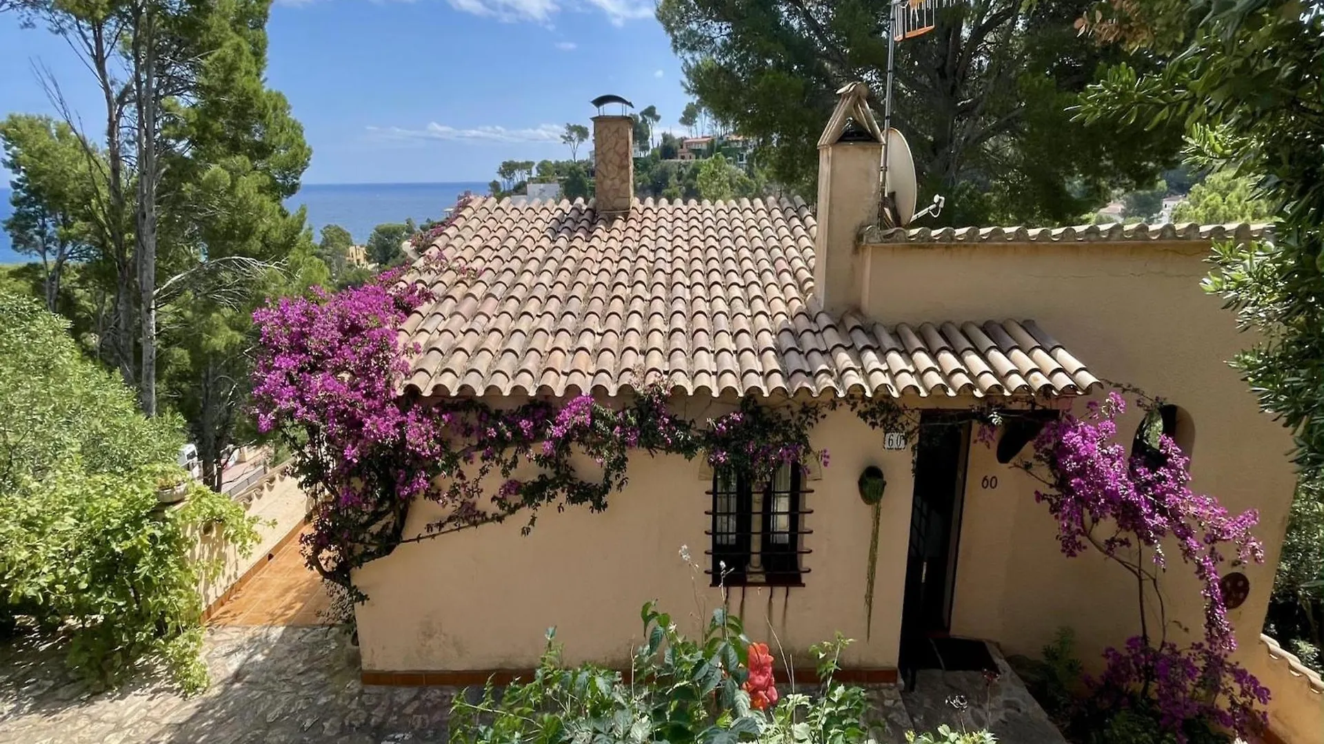 The House In Pals Has 3 Bedrooms Holiday home