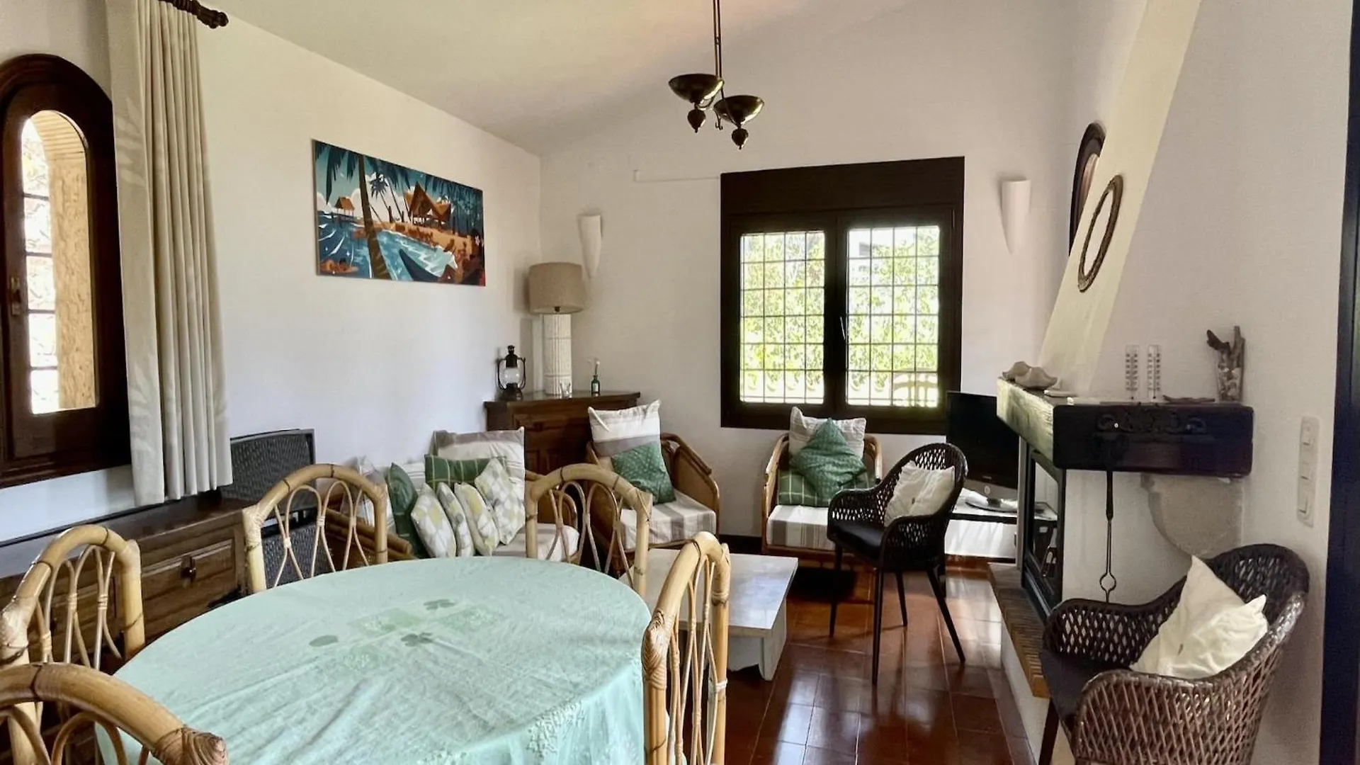 The House In Pals Has 3 Bedrooms Holiday home
