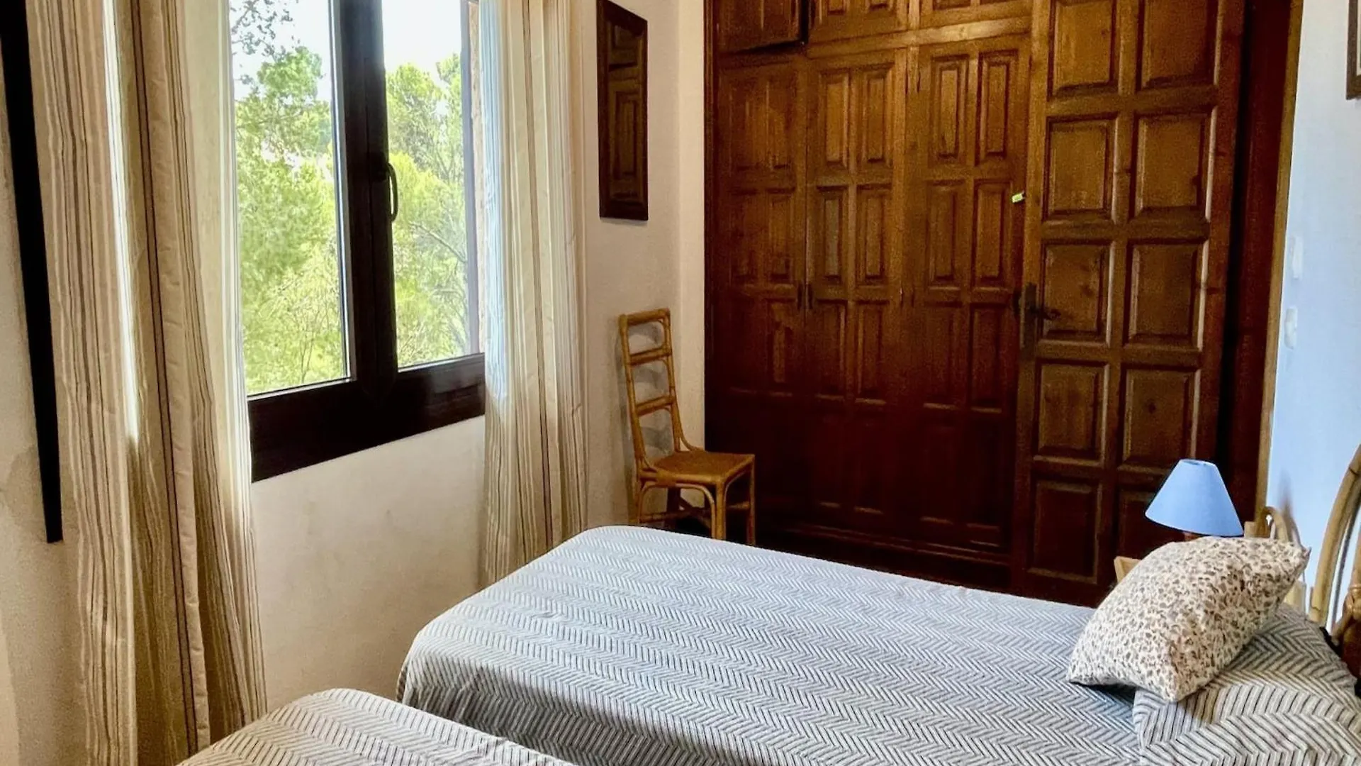 The House In Pals Has 3 Bedrooms Holiday home